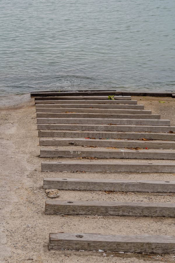 https://thumbs.dreamstime.com/b/wooden-boat-ramp-built-concrete-wooden-boat-ramp-built-concrete-water-250659750.jpg