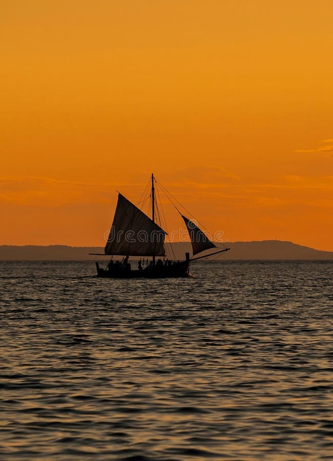 Viejo de madera piratas un barco abrir hoja en hermoso atardecer sobre el mar Adriatico el mar.