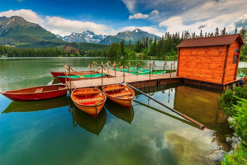 Dřevěné lodě na horském jezeře,Štrbské Pleso,Slovensko,Evropa