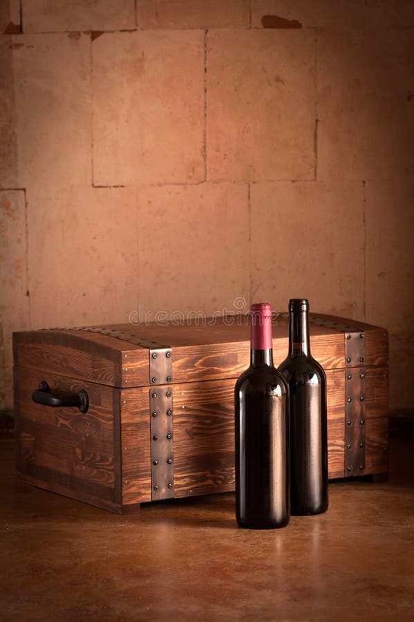 Wooden case and bottles stock image. Image of woodwool 36414131