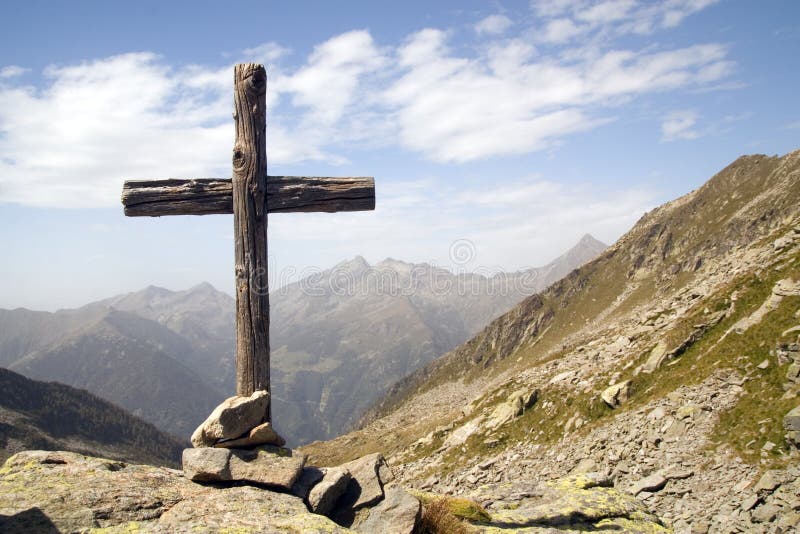 Dřevěný kříž stojící v italských Alpách.