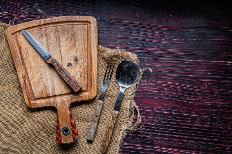 https://thumbs.dreamstime.com/b/wooden-cutting-board-knife-burlap-table-dark-background-top-view-copyspace-wooden-cutting-board-knife-burlap-table-dark-280941712.jpg