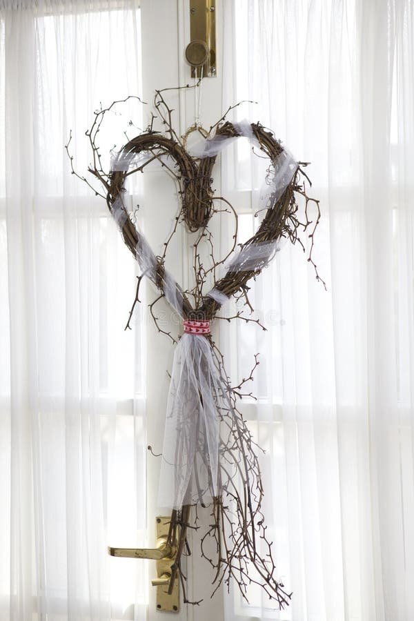 Di legno cuore bianco nastro sul come decorazioni da ricevimento di nozze.
