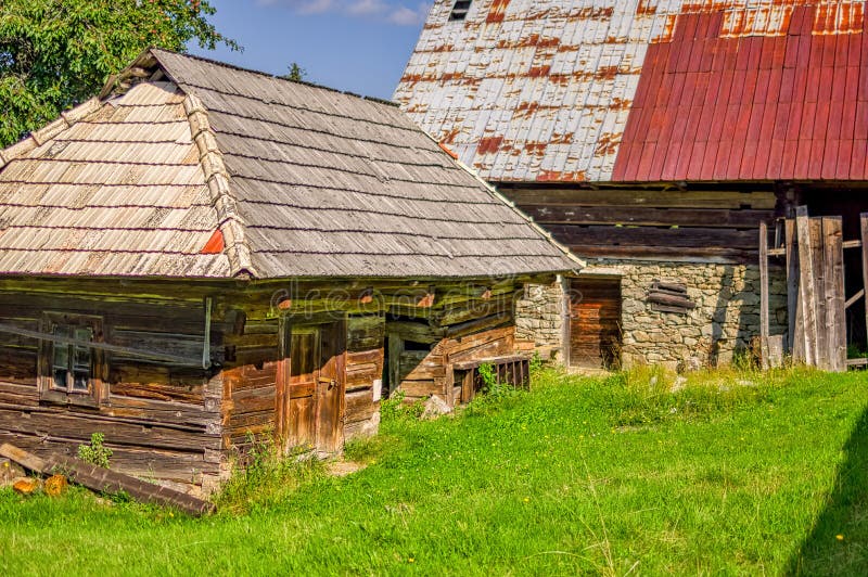 Drevenica a stodola v osade Biele Vody v Poľane