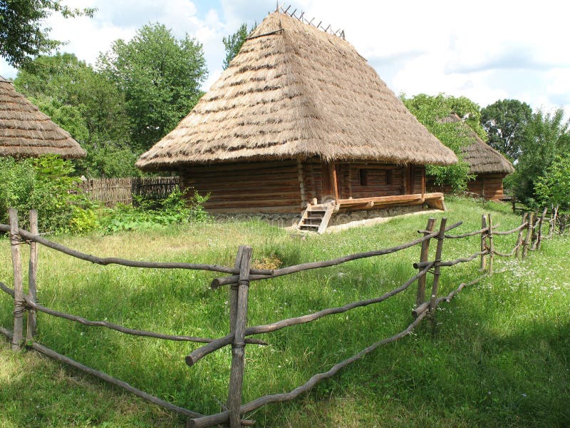 Di legno villetta puntuale tetto, ucraina.