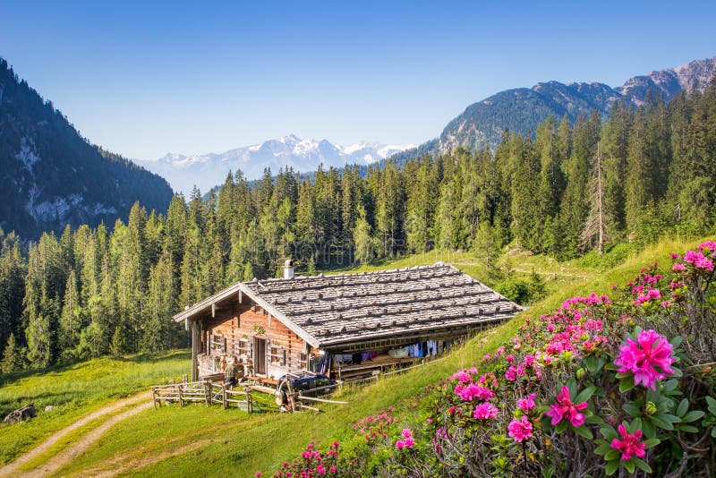 De madera montana cabana cabina en Alpes,,.