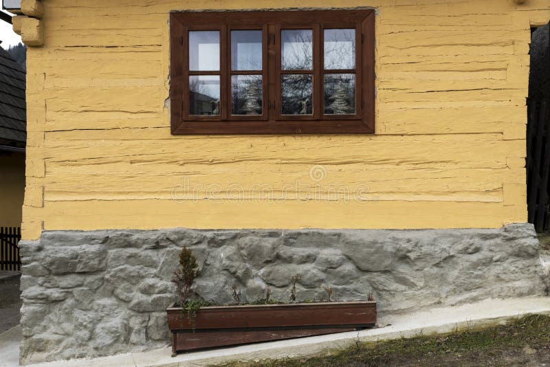 Dřevěné, rustikální okno ve staré chalupě, Vlkolínec, Slovensko