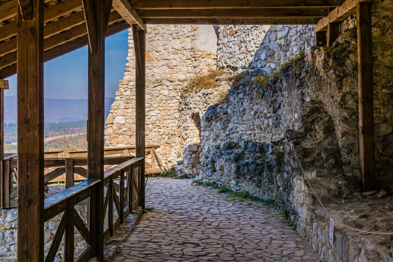 Drevený prístrešok na zrúcanine Čachtického hradu na Slovensku