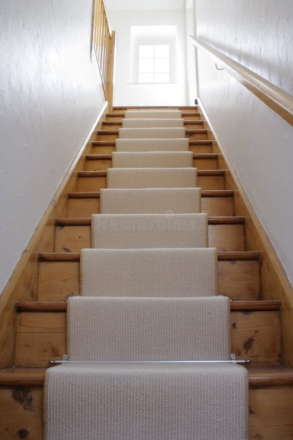 Scala in legno con tappeti runner, chrome stairrods.