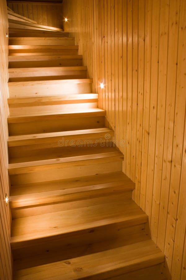 Las luces de madera escalera cubierto pintar.