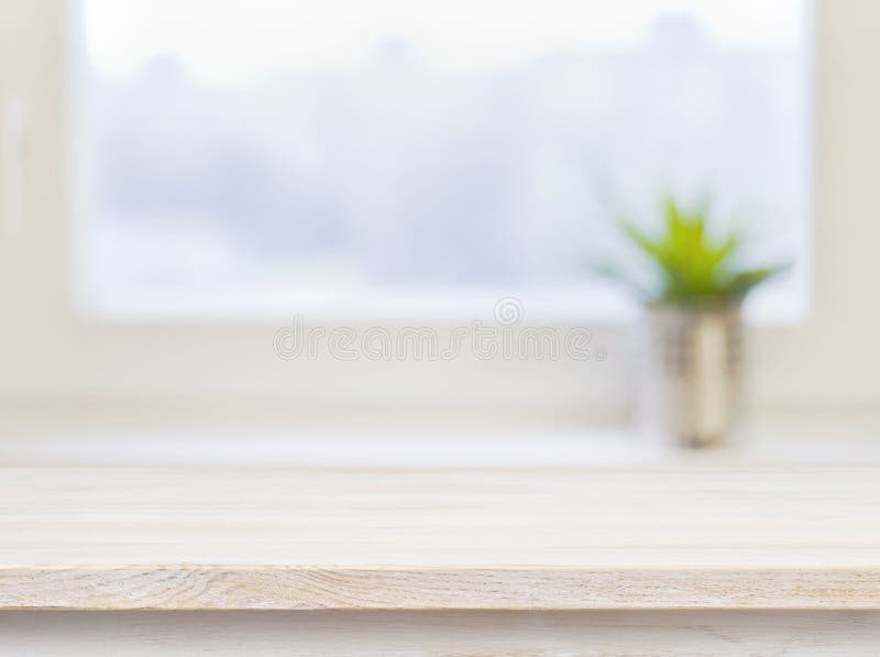 Tavolo di legno su defocuced inverno sfondo della finestra.