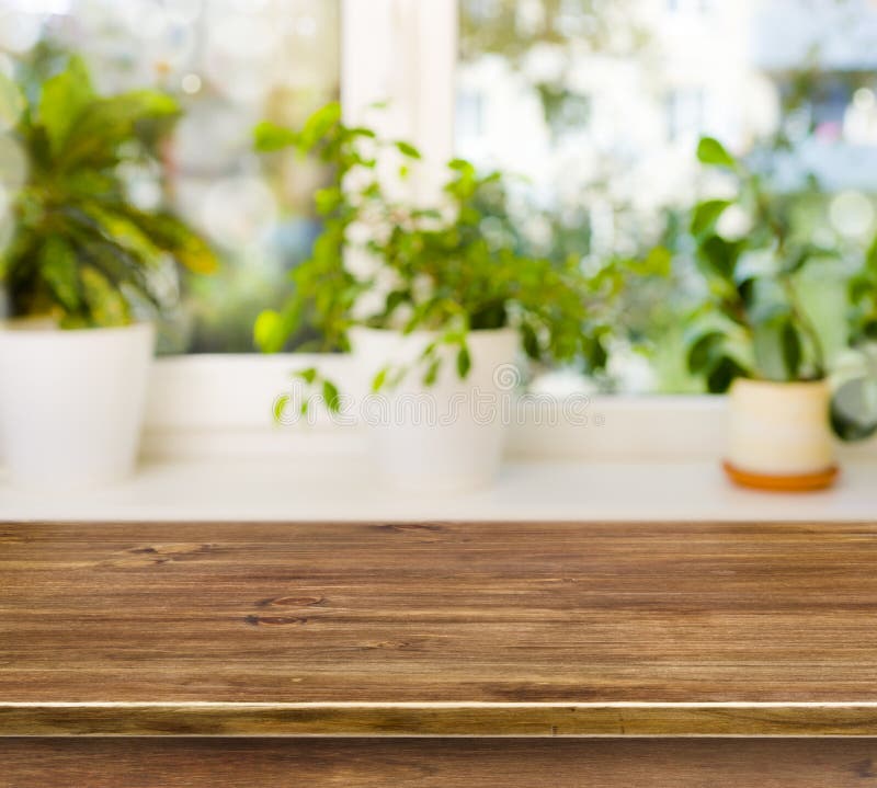 Tavolo di legno su defocused davanzale di sfondo.