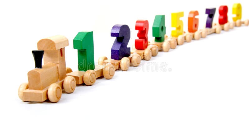 De madera educativo juguete el tren de número cero sobre el nueve sobre el ruedas.