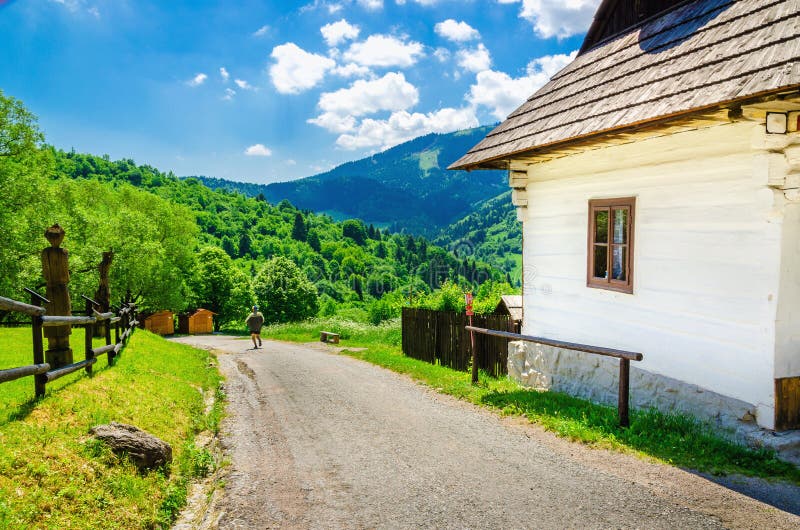 Dřevěná bílá chata ve vesnici, východní Evropa