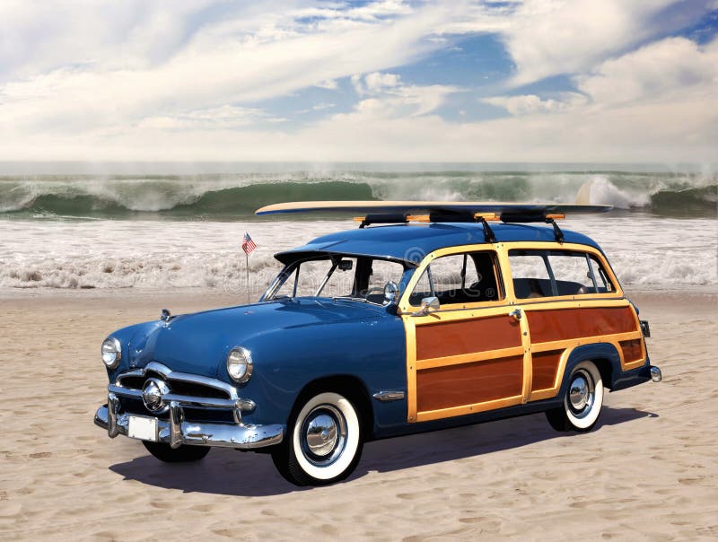 Vintage woodie auto con la tavola da surf sul tetto parcheggiato sulla spiaggia con onde in sottofondo.