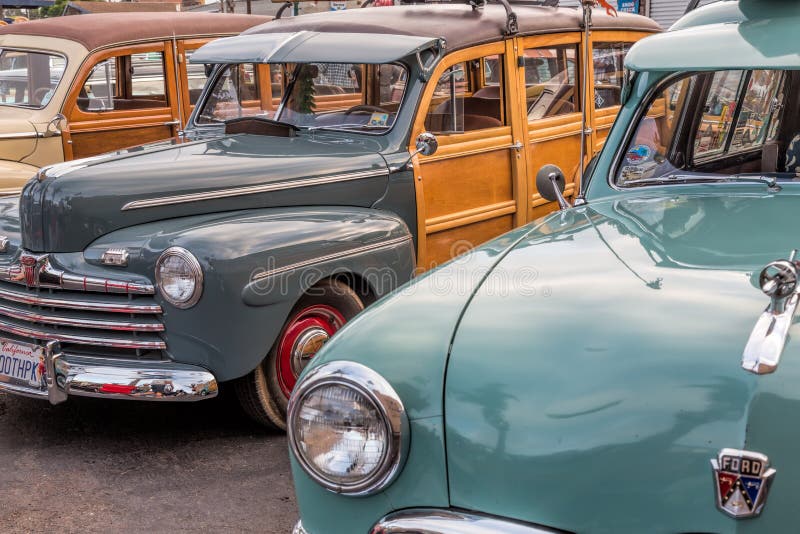 Woodies clásicos en la demostración de coche fotografía de archivo libre de regalías Woodies clásicos en la demostración de coche fotografía de archivo libre de regalías