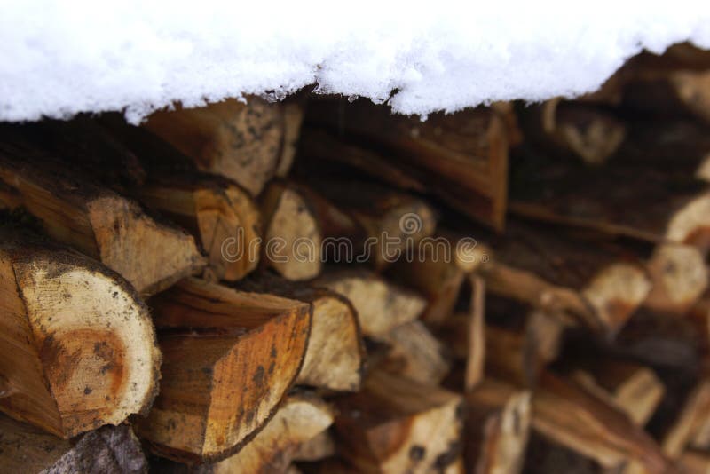 Woodpile cubierto con nieve fotografía de archivo Woodpile cubierto con nieve fotografía de archivo
