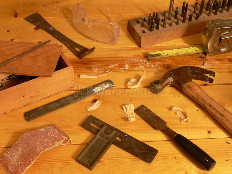 Dřevoobráběcí zátiší ruční nástroje na pracovní stůl.