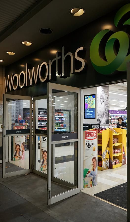 Woolworths es una cadena de supermercados australiana importante con más de 900 tiendas Ésta es entrada de la tienda de ayuntamie foto de archivo Woolworths es una cadena de supermercados australiana importante con más de 900 tiendas Ésta es entrada de la tienda de ayuntamie foto de archivo