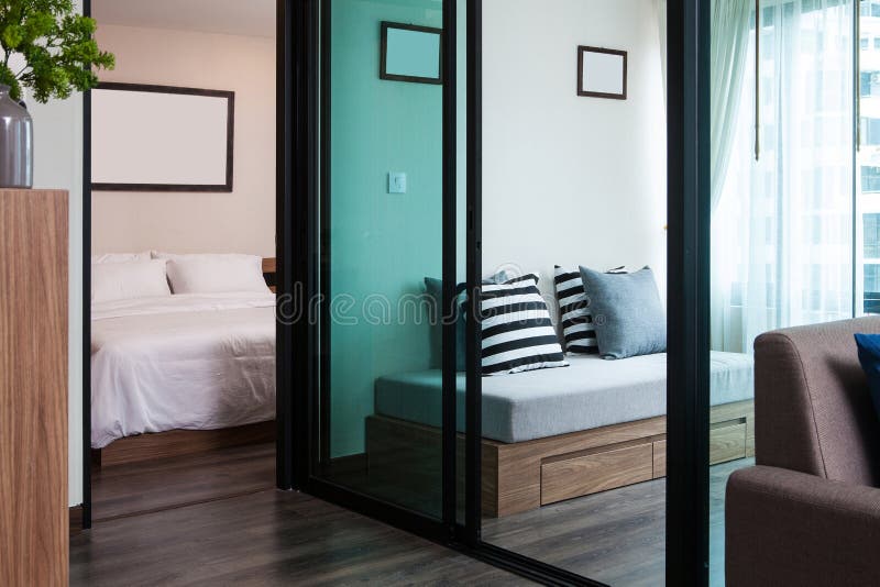 Woonkamer en Slaapkamer in flat voor levend stock fotografie Woonkamer en Slaapkamer in flat voor levend stock fotografie