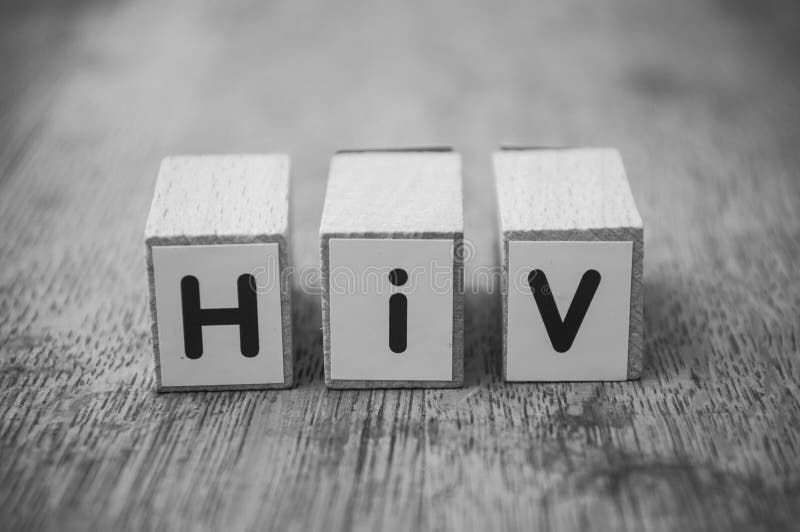 woord op houten kubus op houten bureauconcept als achtergrond - HIV royalty-vrije stock foto woord op houten kubus op houten bureauconcept als achtergrond - HIV royalty-vrije stock foto