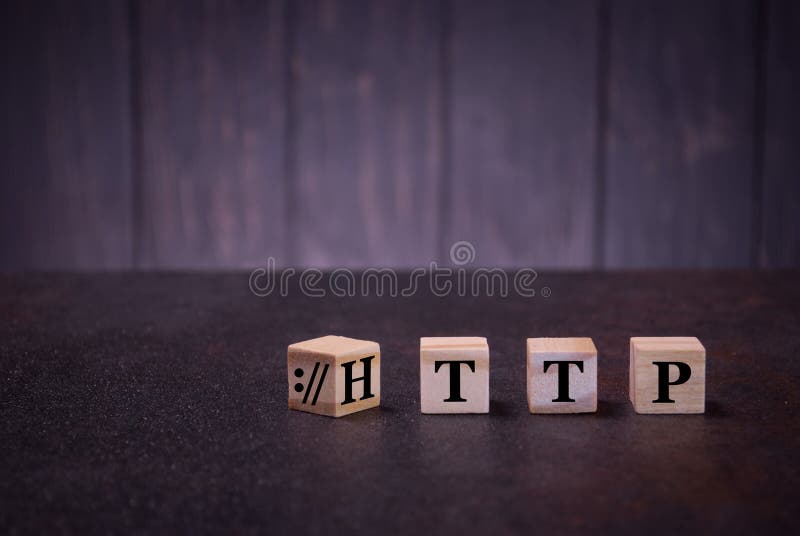 Woordhttp op houten kubussen, op een donkere achtergrond, steekt houten kubussentekens, symbolentekens aan stock fotografie Woordhttp op houten kubussen, op een donkere achtergrond, steekt houten kubussentekens, symbolentekens aan stock fotografie