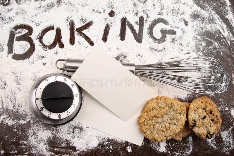 Word baksel in bloem en kokende werktuigen op houten tabl wordt geschreven die stock foto Word baksel in bloem en kokende werktuigen op houten tabl wordt geschreven die stock foto