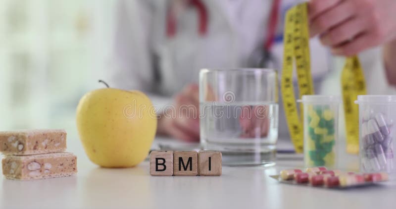 Word body mass index bmi op de achtergrond van een arts met meetlint en voedselsluiting film van 4 k