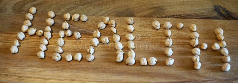 Word Gezondheid van Kikkererwt op houten dichte omhooggaand als achtergrond Ook genoemd geworden kekerbonen royalty-vrije stock fotografie Word Gezondheid van Kikkererwt op houten dichte omhooggaand als achtergrond Ook genoemd geworden kekerbonen royalty-vrije stock fotografie