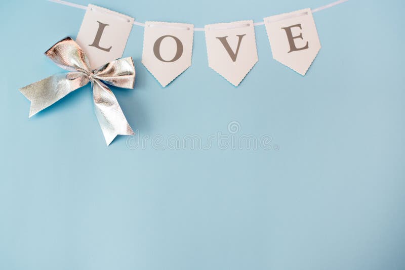 Word liefde op pastelkleur blauwe achtergrond, hoogste mening met exemplaarruimte Valentijnskaartendag of abstract liefdeconcept royalty-vrije stock foto Word liefde op pastelkleur blauwe achtergrond, hoogste mening met exemplaarruimte Valentijnskaartendag of abstract liefdeconcept royalty-vrije stock foto