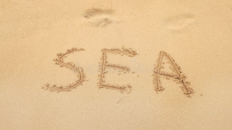 Цифра три слова морем. Надписи на мокром песке обложка. Как пишется слово море. На мокром песке пишу письмо. Графика слова Sea.