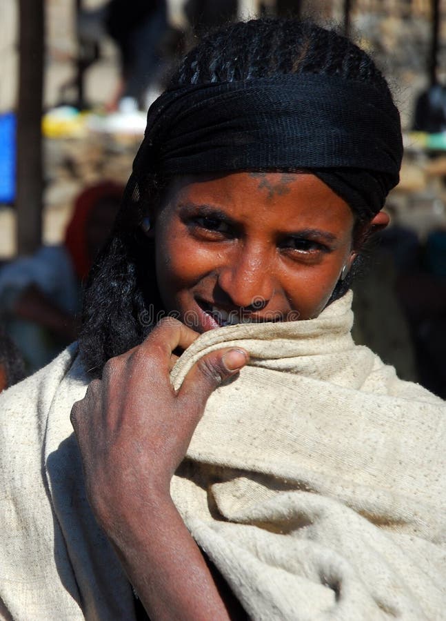 Woreta, Amhara, Etiópia, o 8 de dezembro de 2007: Mulher etíope imagem de stock Woreta, Amhara, Etiópia, o 8 de dezembro de 2007: Mulher etíope imagem de stock