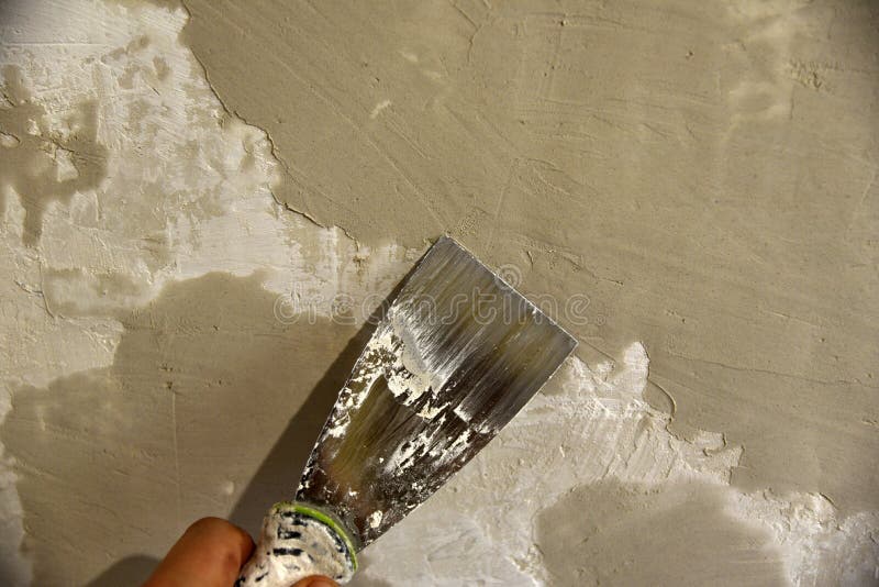 Work with an Iron Spatula when Plastering the Wall with a Cement