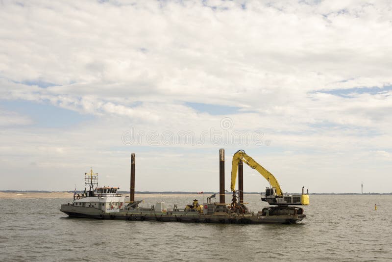 Workboat, das vor landwning Baustelle Markierung Wadden liegt stockfotos Workboat, das vor landwning Baustelle Markierung Wadden liegt stockfotos