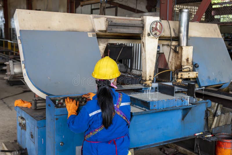Worker Cutting Steel Hbeam by Automatic Metal Cutting Band Saw Machine