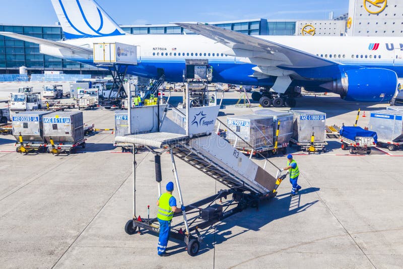 Workers with air bridge and United air aircraft