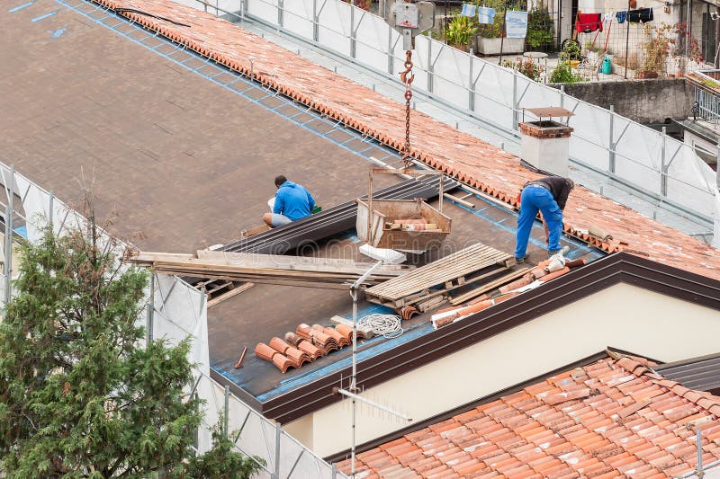 Workers in the construction of a roof.