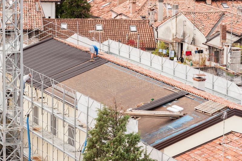 Workers in the construction of a roof.