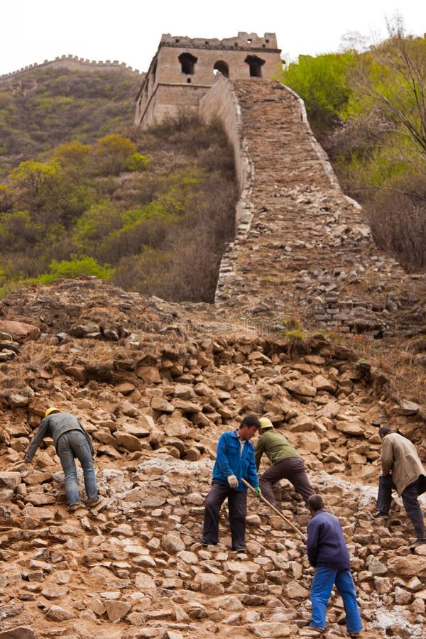 Workers repairs the ruins of the Great Wall