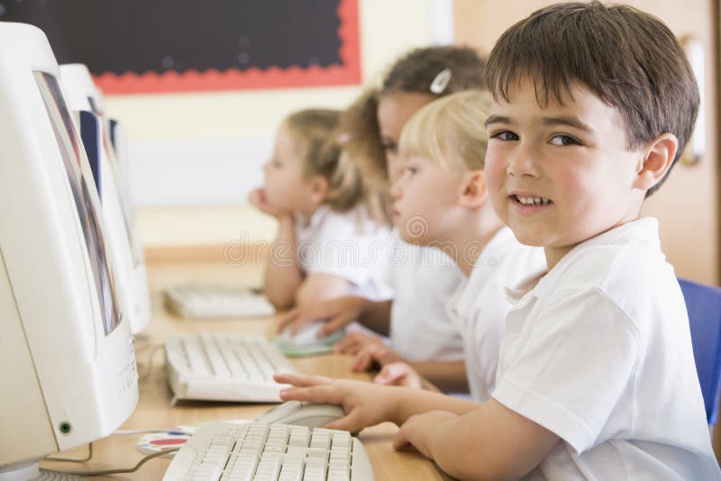 Working för pojkedatorgrundskola för barn mellan 5 och 11 år