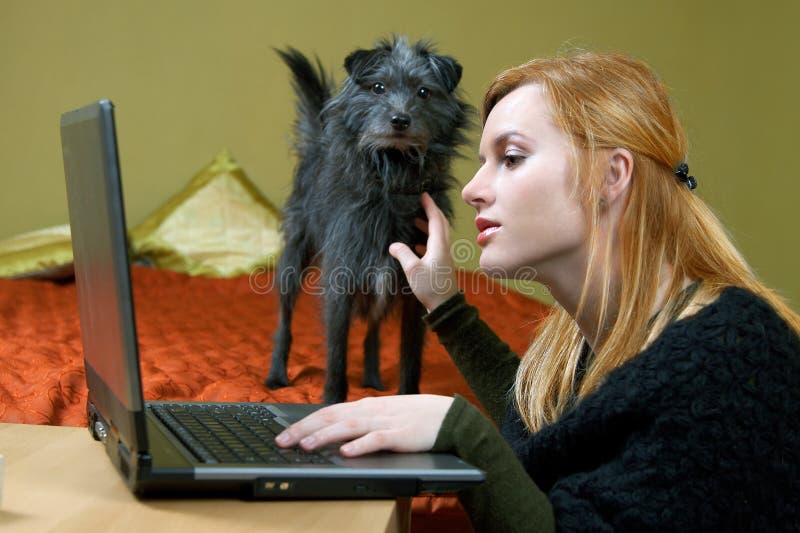 Bella ragazza sta lavorando a casa, sul computer.