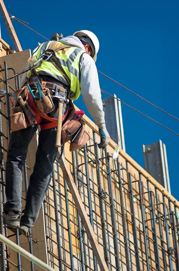 Construcción obrero sobre el alto muro.