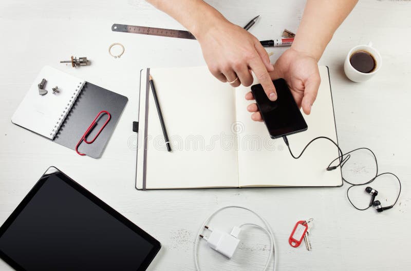 workplace Homme travaillant au bloc-notes photos libres de droits workplace Homme travaillant au bloc-notes photos libres de droits
