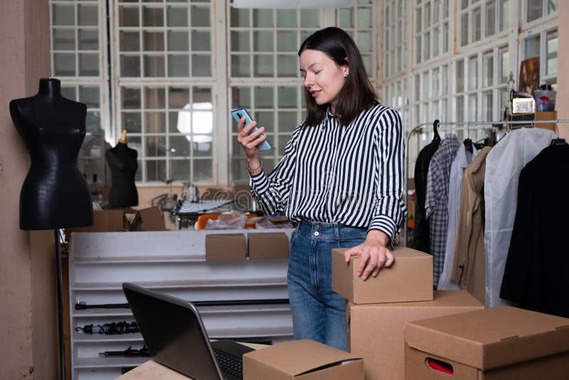 Workshop för skräddarsydda butikskonfiguratörer för små företag. royaltyfri bild