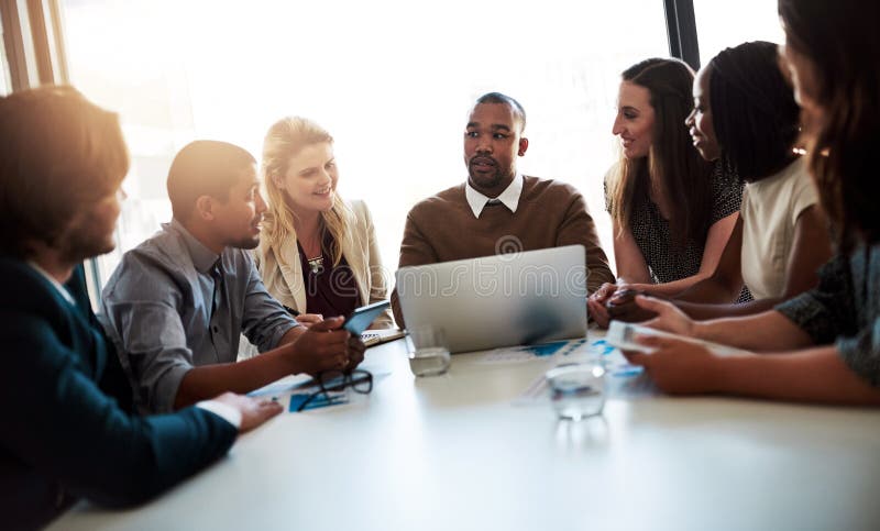 Workshop und Gruppe von Geschäftsleuten auf Laptop für Ideen für Online-Berichte oder Projektzusammenarbeit. Männer lizenzfreies stockfoto