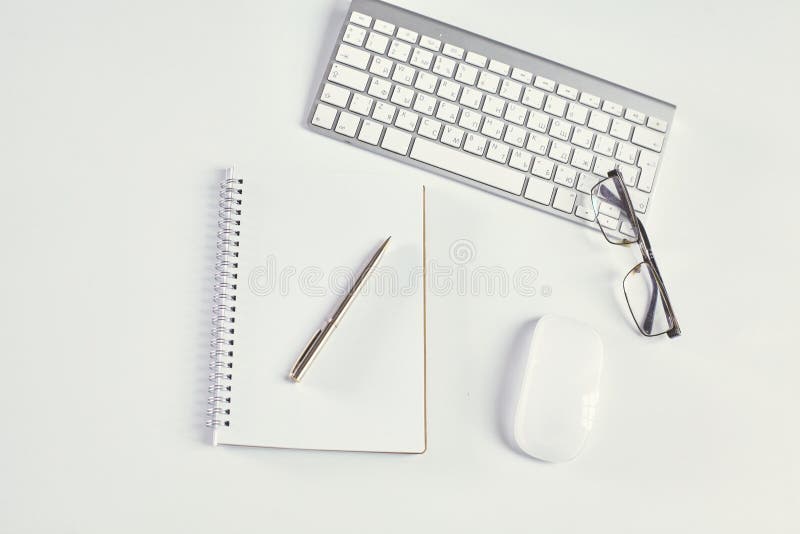 Workspace prezentaci mockup, komputer stacjonarny i biuro supp, obraz royalty free Workspace prezentaci mockup, komputer stacjonarny i biuro supp, obraz royalty free