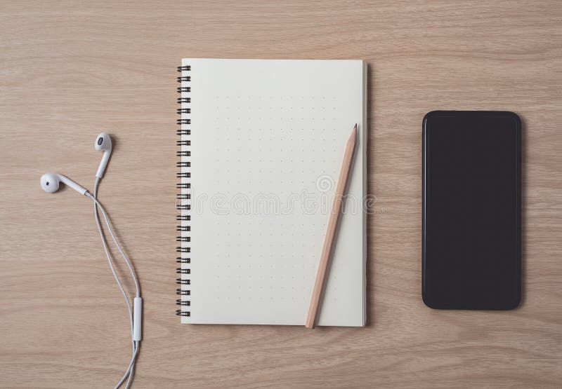 Workspace z dzienniczkiem, notatnik lub mądrze telefon, słuchawka, ołówek, pióro na drewnianym tle zdjęcia stock Workspace z dzienniczkiem, notatnik lub mądrze telefon, słuchawka, ołówek, pióro na drewnianym tle zdjęcia stock