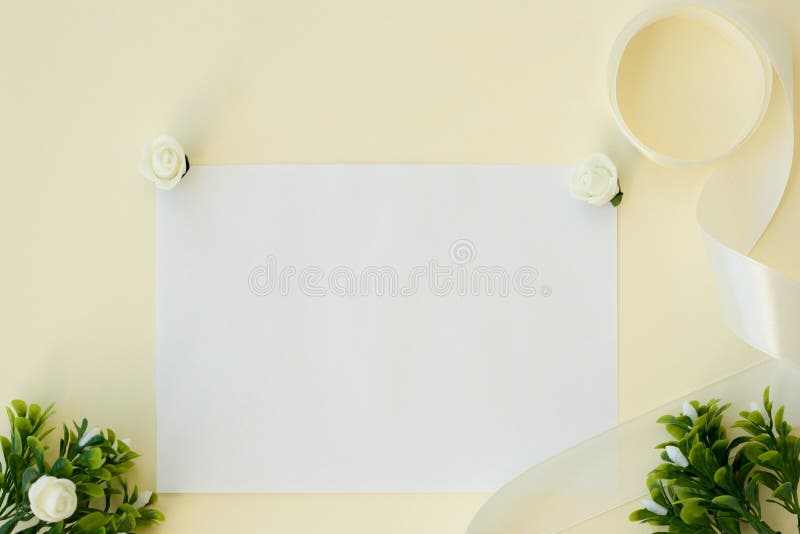 workspace Κάρτα γαμήλιας πρόσκλησης, κορδέλλα σατέν, άσπρα τριαντάφυλλα και πράσινα φύλλα στο μπεζ υπόβαθρο Υπερυψωμένη όψη Επίπε στοκ εικόνα με δικαίωμα ελεύθερης χρήσης workspace Κάρτα γαμήλιας πρόσκλησης, κορδέλλα σατέν, άσπρα τριαντάφυλλα και πράσινα φύλλα στο μπεζ υπόβαθρο Υπερυψωμένη όψη Επίπε στοκ εικόνα με δικαίωμα ελεύθερης χρήσης