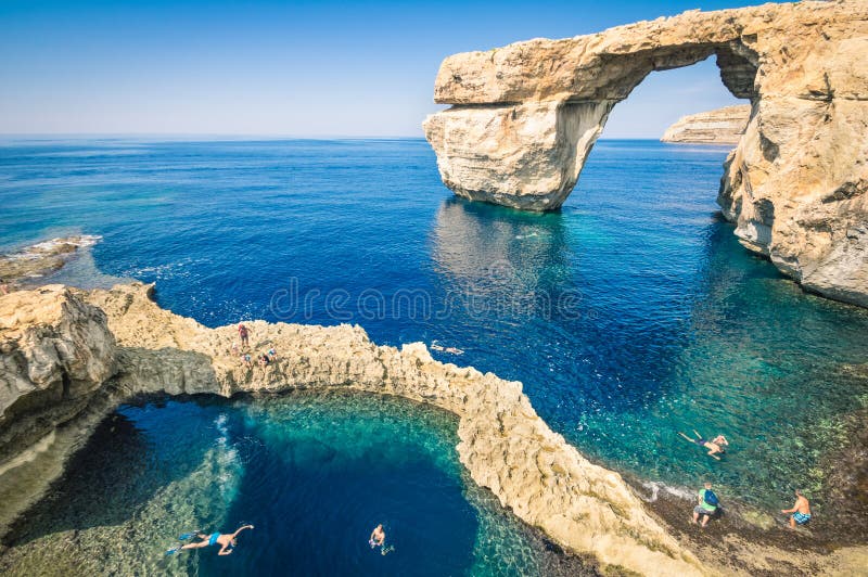 Berühmt azurblau insel Mittelmeer natur Ein Wunder schön unkenntlich touristisch tauchen taucher.