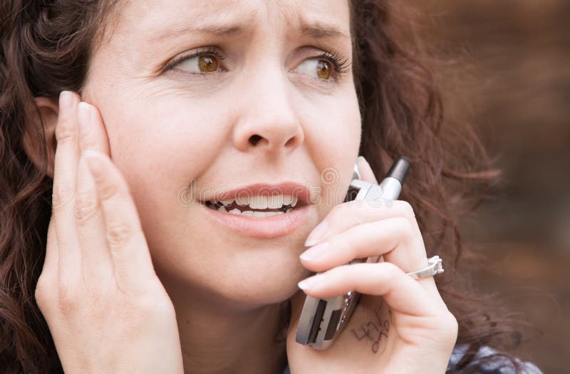 Preoccupato femmina effettuare una chiamata al cellulare.